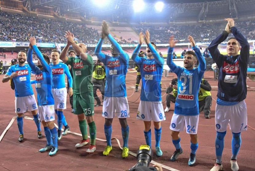 Para pemain Napoli merayakan kemenangan seusai pertandingan.