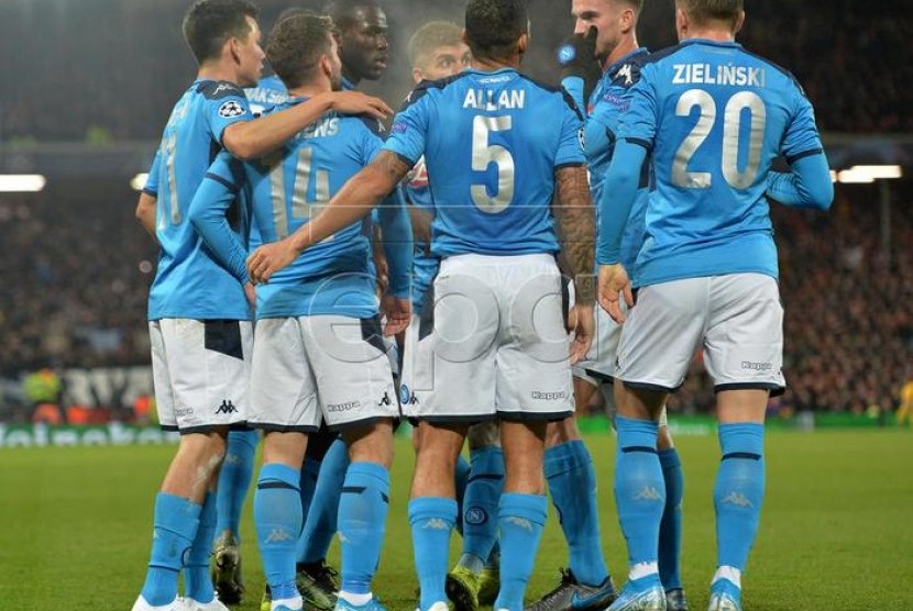 Para pemain Napoli merayakan kemenangan.