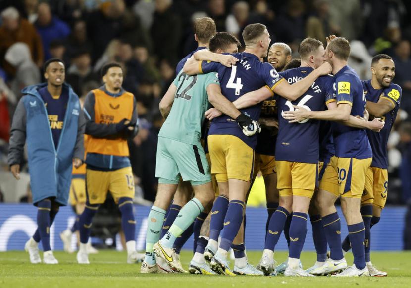 Para pemain Newcastle United merayakan kemenangan 2-1 atas Tottenham Hotspur di Liga Primer Inggris.