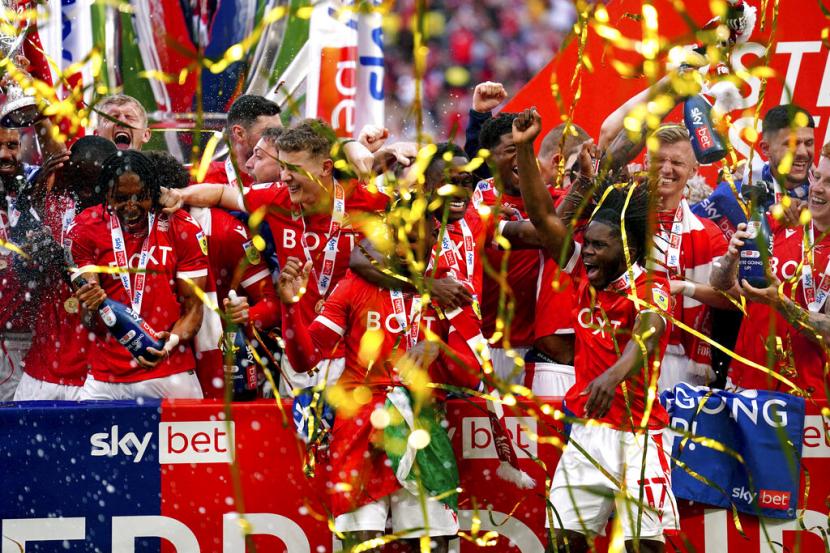 Para pemain Nottingham Forest merayakan keberhasilan memenangkan pertandingan playoff Divisi Championship setelah mengalahkan Huddersfield Town di Stadion Wembley, Ahad (29/5/2022).