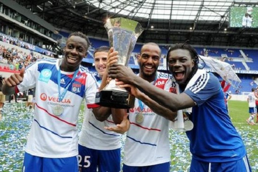 Para pemain Olympique Lyon melampiaskan kegembiraan usai menjuarai Trophee Des Champions.