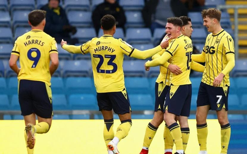 Para pemain Oxford United merayakan gol ke gawang Burton Albion pada kompetisi League One.