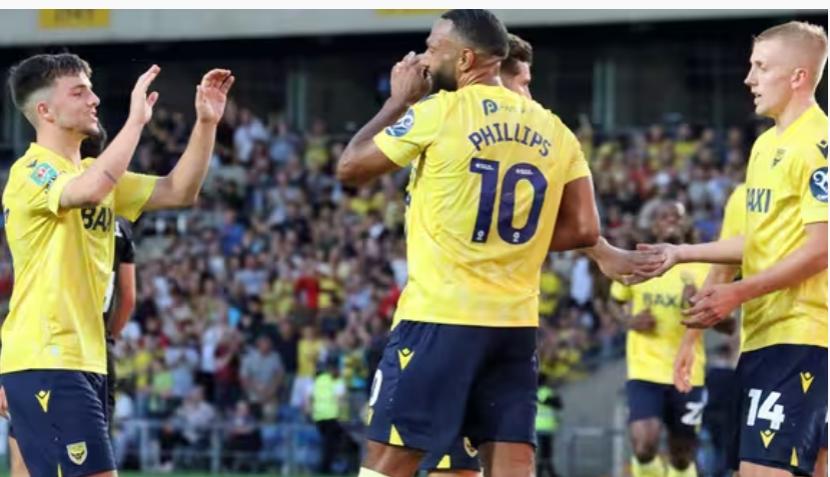 Para pemain Oxford United merayakan kemenangan atas Peterborough di Piala Carabao.