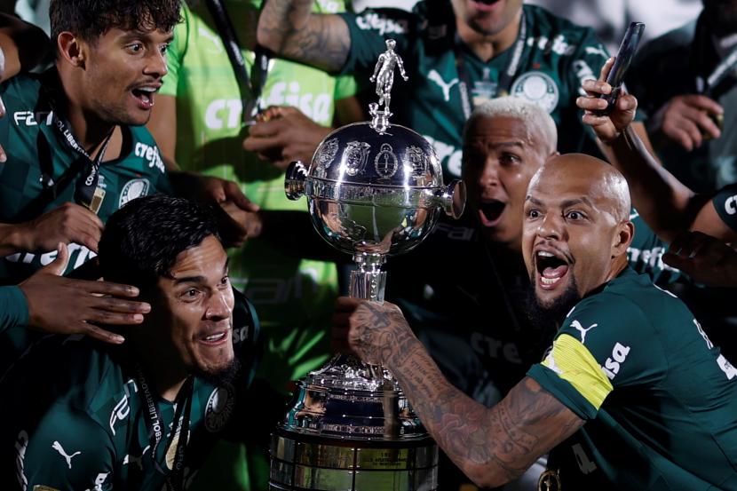 Para pemain Palmeiras merayakan keberhasilan menjuarai Piala Libertadores setelah mengalahkan Flamengo, Ahad (28/11).