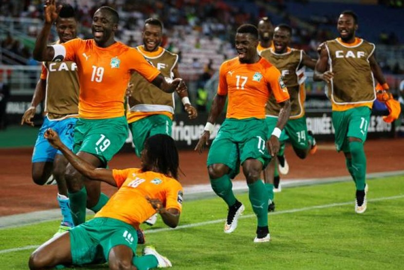 Para pemain Pantai Gading merayakan gol yang dicetak Gervinho (berlutut).