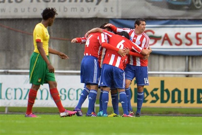 Para pemain Paraguay merayakan gol ke gawang Kamerun pada laga pemanasan sebelum Piala Dunia 2014 di Kufstein, Austria, Jumat (30/5) dini hari WIB.