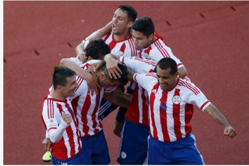 Para pemain Paraguay merayakan gol ke gawang Uruguay di Copa America