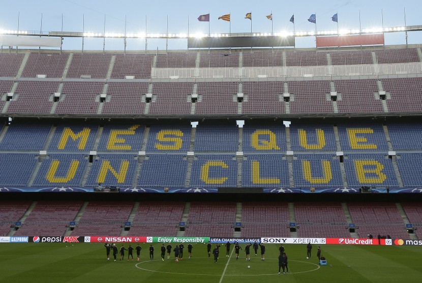 Para pemain Paris Saint-Germain (PSG) berlatih di stadion Camp Nou, Barcelona, Selasa (7/3). PSG dan Barcelona akan melakoni leg kedua babak perdelapan final Liga Champions dini hari nanti.