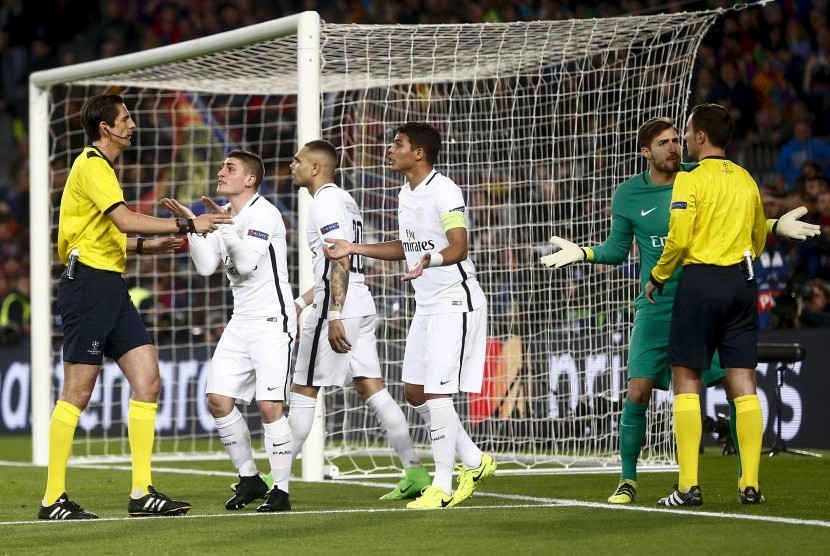 Para pemain Paris Saint-Germain (PSG) memprotes wasit Deniz Aytekin pada laga Liga Champions lawan Barcelona, tengah pekan lalu. Aytekin dinilai 'membantu' Barca lolos ke perempat final.