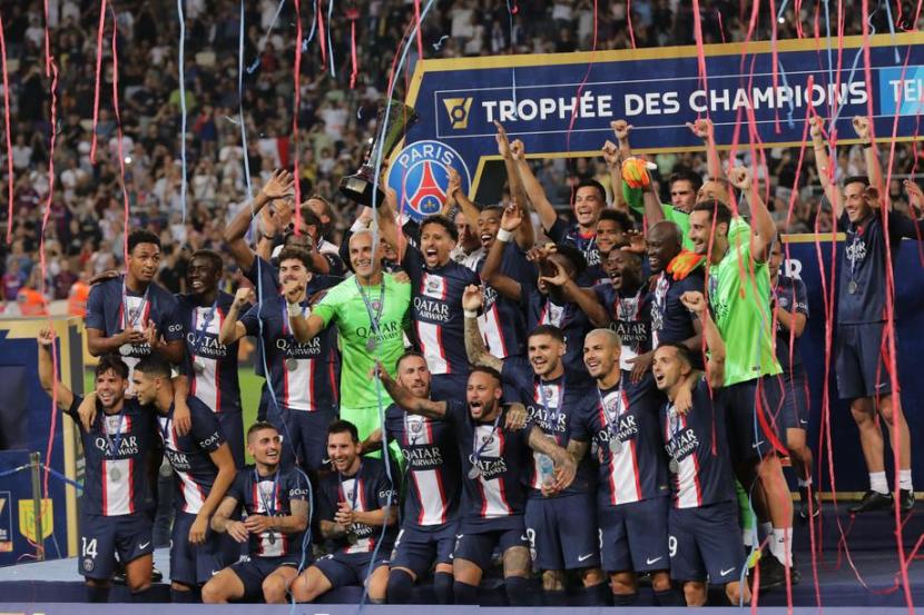 Para pemain Paris Saint-Germain (PSG) merayakan gelar juara Piala Super Prancis setelah mengalahkan Nantes 4-0 di Tel Aviv, Israel.