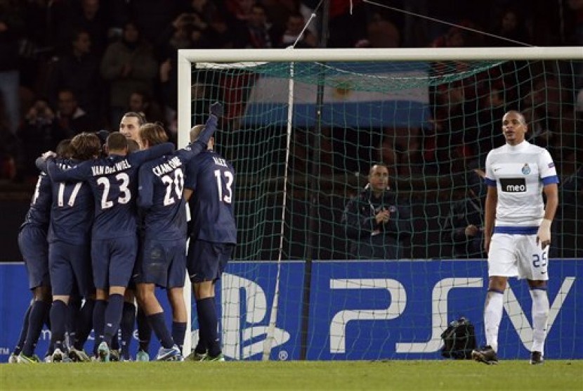 Para pemain Paris Saint-Germain (PSG) merayakan gol ke gawang Porto pada partai terakhir Grup A Liga Champions, Rabu (5/12) dini hari. PSG menang 2-1 dan memastikan diri sebagai juara grup. 