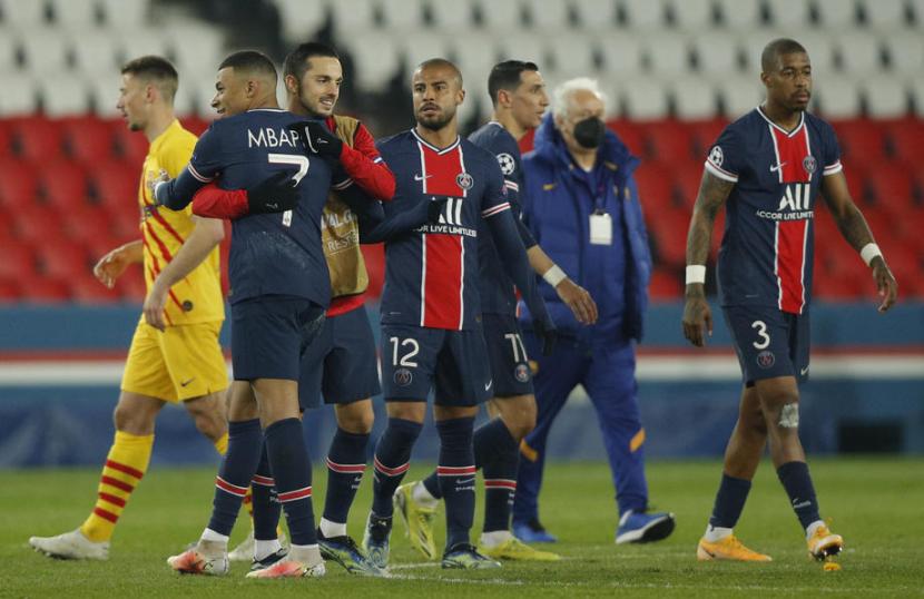 Para pemain Paris Saint-Germain (PSG) merayakan keberhasilan lolos ke perempat final Liga Champions setelah menahan imbang Barcelona 1-1 pada leg kedua 16 besar. PSG lolos dengan agregat 5-2.