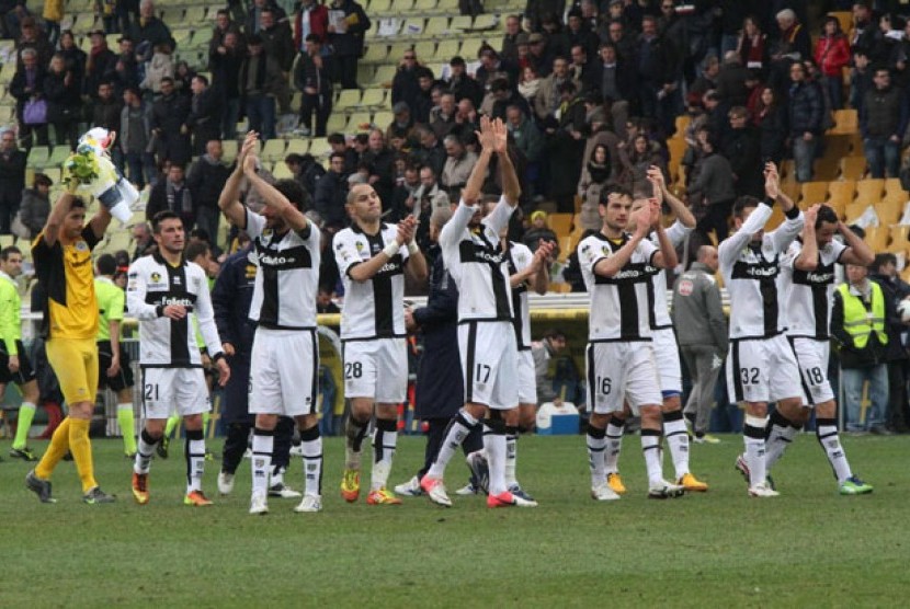 Para pemain Parma melakukan 'standing ovation'.