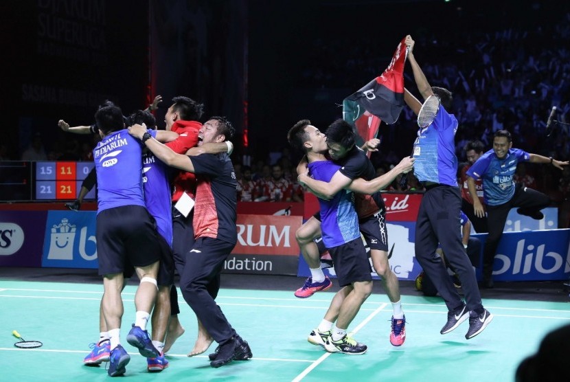 Para pemain PB Djarum merayakan gelar juara Djarum Superliga Badminton 2019.