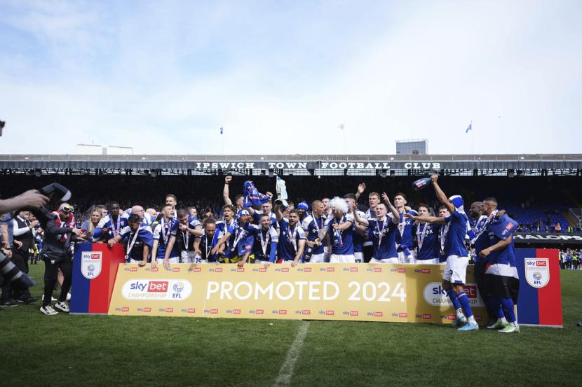Para pemain, pelatih, dan ofisial Ipswich Town merayakan keberhasilan promosi ke Liga Primer Inggris musim depan.