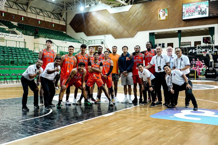 Para pemain, pelatih, dan ofisial Pelita Jaya Basketball Jakarta setelah tampil di putaran final BCL Asia di 
