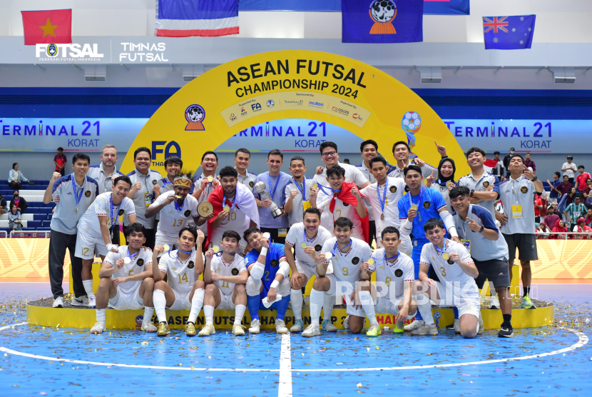 Para pemain, pelatih, dan ofisial timnas futsal Indonesia merayakan gelar juara Piala AFF Futsal 2024 di Nakhon Ratchasima, Thailand, Ahad (10/11/2024).