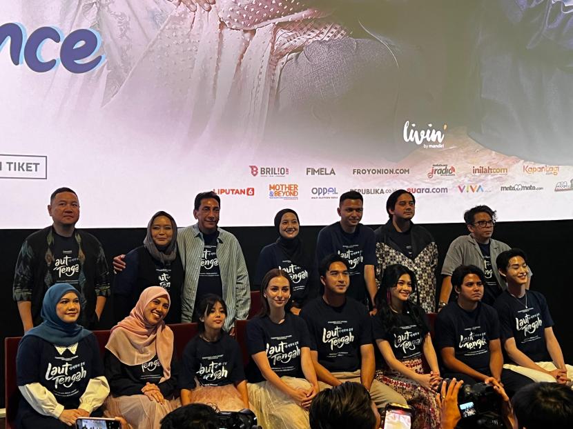 Para pemain, penulis, sutradara, produser, dan tim produksi Laut Tengah lainnya menggelar konferensi pers di XXI Epicentrum Kuningan, Jakarta, pada Kamis (26/9/2024).