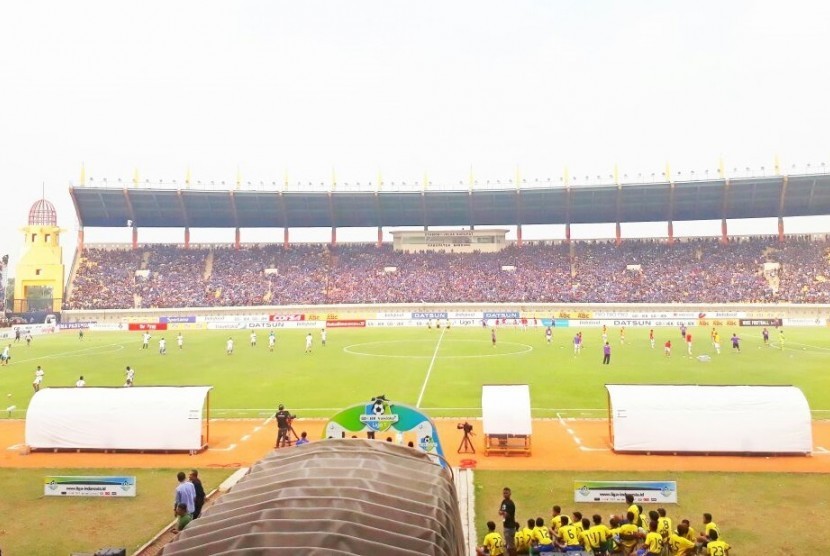 Para pemain Persib Bandung dan Bali United menjalani pemanasan jelang bertanding di Stadion Si Jalak Harupat, Kabupaten Soreang, Bandung, Kamis (21/9).