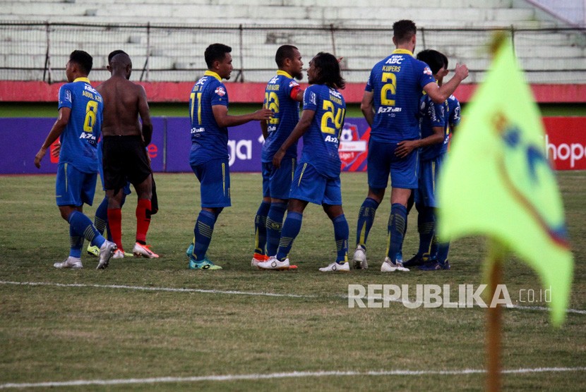 Para pemain Persib Bandung melakukan selebrasi setelah peluit babak terakhir melawan Persipura pada lanjutan Liga 1 2019 di Stadion Gelora Delta Sidoarjo, Jawa Timur, Senin (23/9/2019).
