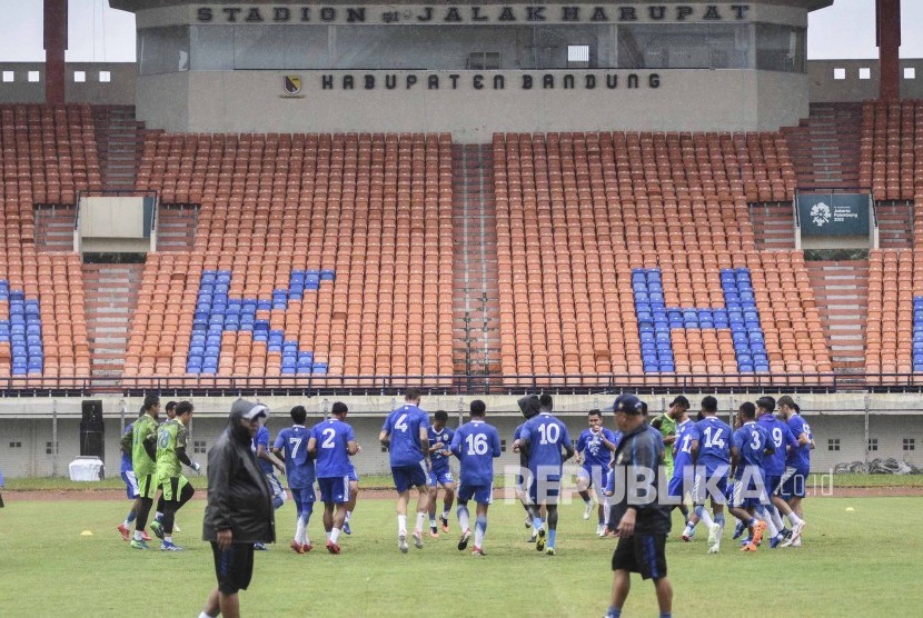 Para pemain Persib Bandung mengikuti latihan di Stadion Si Jalak Harupat, Kabupaten Bandung, Jumat (1/3).