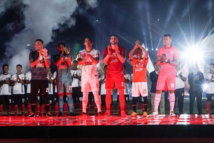 Para pemain Persija dalam acara peluncuran jersey baru dan tim untuk musim 2020.