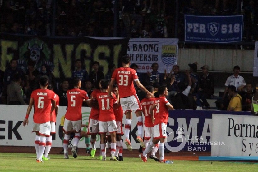Para pemain Persija Jakarta merayakan gol Ramdani Lestaluhu (tengah) pada laga Liga 1 lawan Persib Bandung di Stadion GBLA, Bandung, Jawa Barat, Sabtu (22/7). Laga berakhir imbang, 1-1.