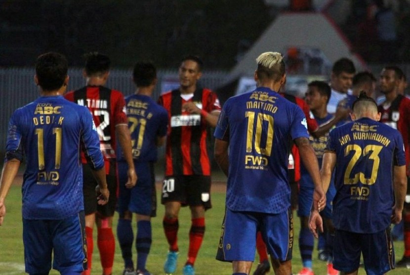 Para pemain Persipura Jayapura bersalaman dengan pemain Persib Bandung seusai laga Liga 1 di Stadion Mandala, Jayapura, Senin (28/8). Laga berakhir imbang tanpa gol.