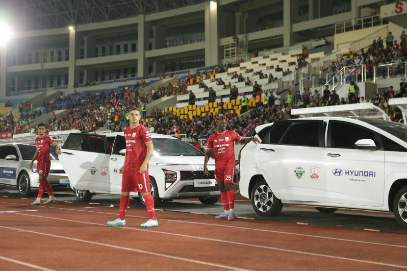 Para pemain Persis dan Jeonbuk memasuki Stadion Manahan Solo menggunakan mobil sebelum pertandingan persahabatan dimulai, Sabtu (17/6/2023).