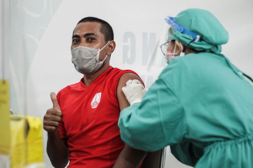 Para pemain Persis Solo menjalani vaksinasi Covid-19 di Rumah Sakit dr Oen Kandang Sapi Solo, Jumat (28/5).
