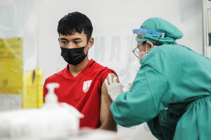 Para pemain Persis Solo menjalani vaksinasi Covid-19 di Rumah Sakit dr Oen Kandang Sapi Solo, Jumat (28/5).