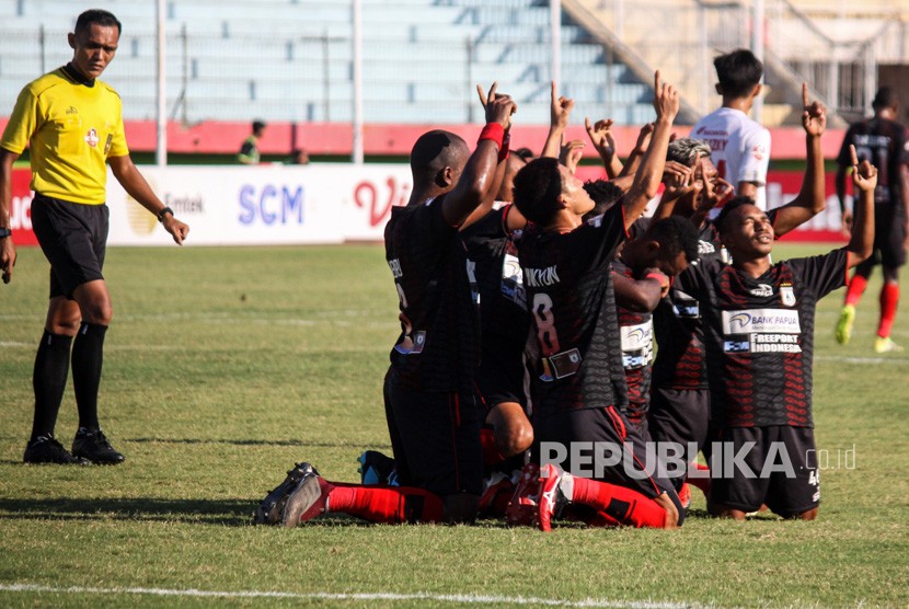 Para pemain pesepak bola Persipura melakukan selebrasi setelah mencetak gol ke gawang PSM Makasar pada lanjutan Liga 1 2019 di Stadion Gelora Delta Sidoarjo, Jawa Timur, Jumat (27/9/2019).