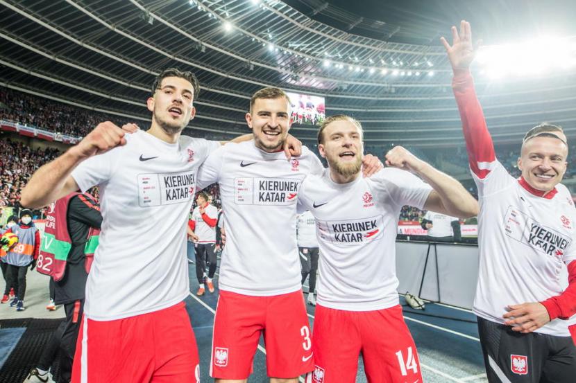Para pemain Polandia merayakan keberhasilan lolos ke Piala Dunia 2022 Qatar usai menaklukkan Swedia 2-0 pada final playoff Jalur B Piala Dunia 2022 Zona Eropa, Rabu (30/3/2022) dini hari WIB. 