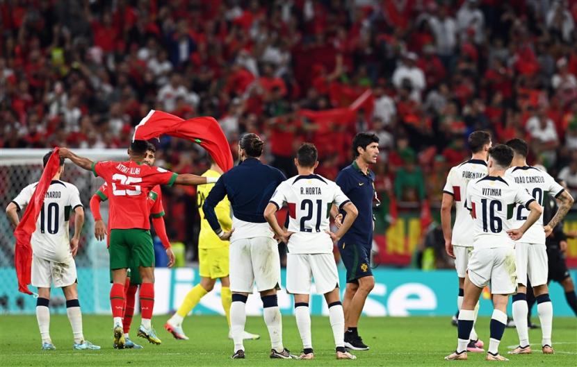  Para pemain Portugal bereaksi setelah kalah dalam pertandingan sepak bola perempat final Piala Dunia 2022 antara Maroko dan Portugal di Stadion Al Thumama di Doha, Qatar,  Sabtu (10/12).