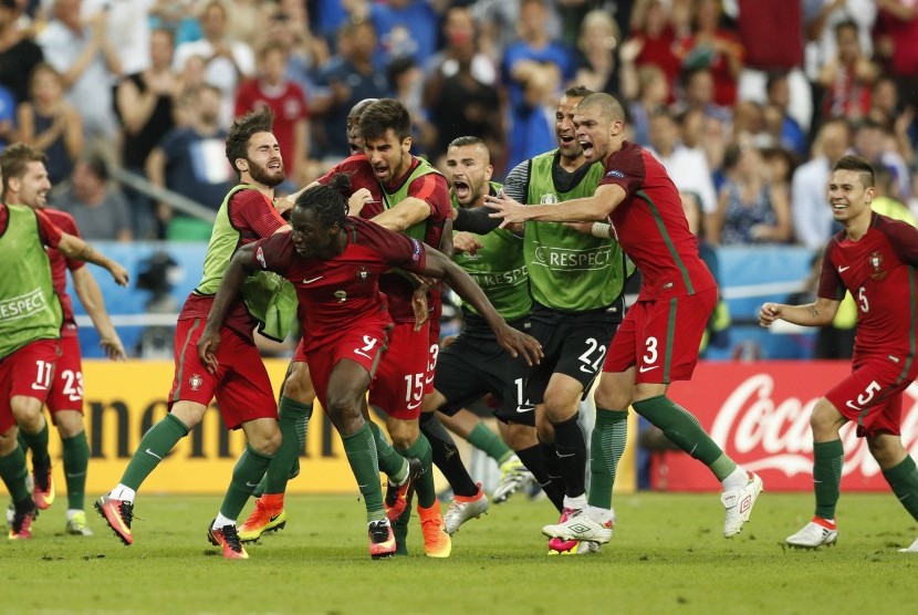 Para pemain Portugal melakukan selebrasi setelah Eder mencetak gol