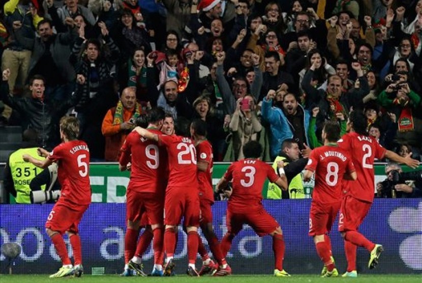 Para pemain Portugal merayakan gol.