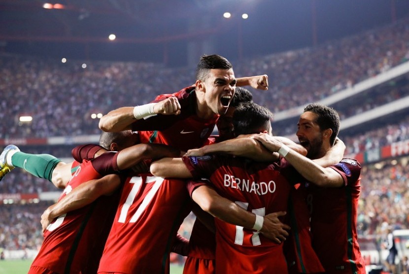 Para pemain Portugal saatmerayakan gol ke gawang Swiss dalam laga kualifikasi Piala Dunia 2018. 