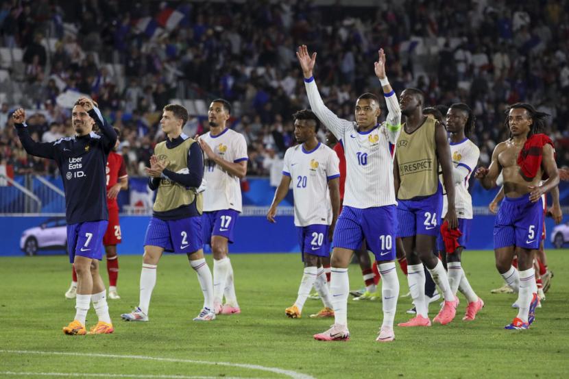Para pemain Prancis memberikan salam kepada pendukungnya setelah laga persahabatan kontra Kanada yang berakhir imbang 0-0.