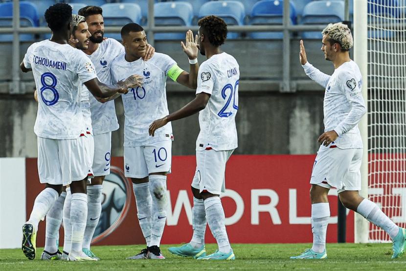 Para pemain Prancis merayakan gol Kylian Mbappe ke gawang Gibraltar pada laga kualifikasi Euro 2024.