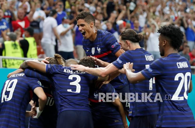  Para pemain Prancis merayakan setelah pemain Prancis Karim Benzema mencetak gol kedua timnya pada pertandingan babak 16 besar Piala Eropa 2020 antara Prancis dan Swiss di stadion National Arena di Bucharest, Rumania, Selasa (29/6) dini hari WIB.
