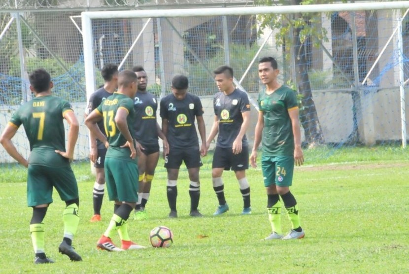 Para pemain PS Tira (kostum hijau-hijau) bersiap mengeksekusi tendangan bebas pada laga persahabatan kontra Barito Putera di Lapangan BAIS TNI, Bogor, Kamis (22/2).   