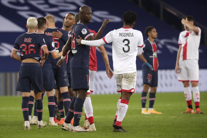 Para pemain PSG (kiri) merayakan keberhasilan mencetak gol melawan Dijon pada lanjutan Ligue 1 2020/2021, Senin (26/10) dini hari WIB.