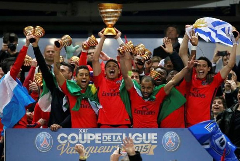 Para pemain PSG merayakan gelar juara Piala Liga Prancis