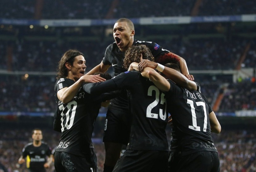 Para pemain PSG merayakan gol Adrien Rabiot ke gawang Real Madrid.