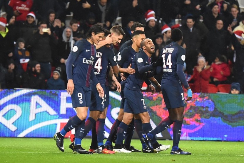 Para pemain PSG merayakan gol ke gawang Lorient.