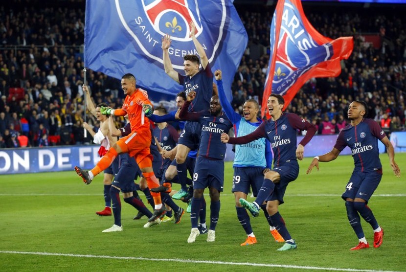 Para pemain PSG merayakan keberhasilan menjuarai Liga Prancis musim 2017/2018 setelah menaklukkan AS Monaco 7-1, Senin (16/4) dini hari WIB.