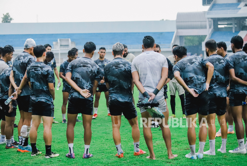 Para pemain PSIM Jogja saat berlatih bersama.