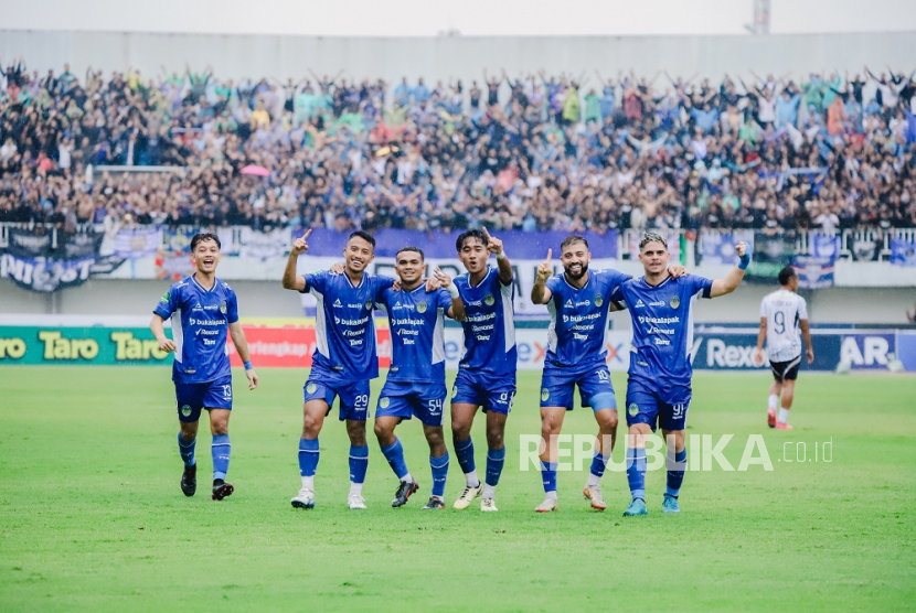 Para pemain PSIM Yogyakarta merayakan gol kemenangan atas PSPS Pekanbaru pada laga terakhir fase delapan besar Grup X Liga 2 2024/2025 di Stadion Mandala Krida Yogyakarta, Senin (17/2/2025). Kemenangan tersebut membawa tim Laskar Mataram promosi ke Liga 1 musim 2025/2026.