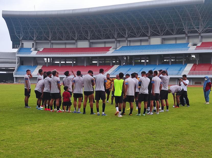 Para pemain PSIM Yogyakarta saat menjalani sesi latihan.