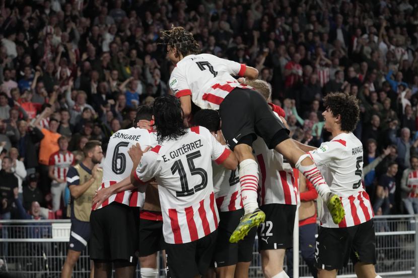 Para pemain PSV merayakan gol kedua timnya, yang dicetak oleh Luuk de Jong, selama pertandingan sepak bola grup A Liga Europa antara PSV dan Arsenal di stadion Philips di Eindhoven, Belanda, Kamis, 27 Oktober 2022. 